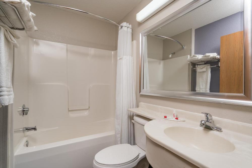 Queen Room with Two Queen Beds - Non-Smoking interior